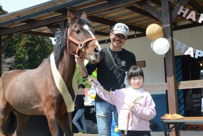 被災ポニー「ミント」32歳に　新天地・仙台の牧場で誕生日お祝い