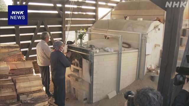 福島 浪江町「大堀相馬焼」14年ぶりに登り窯で焼く作業