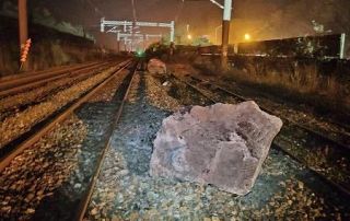 余震で線路に落石か、列車脱線　台湾・花蓮、乗客１４６人無事