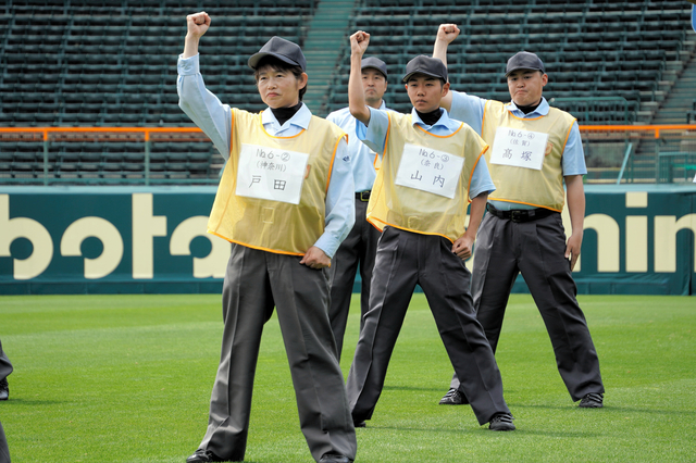 女性の審判委員が初参加　64回目を迎えた高校野球の全国審判講習会