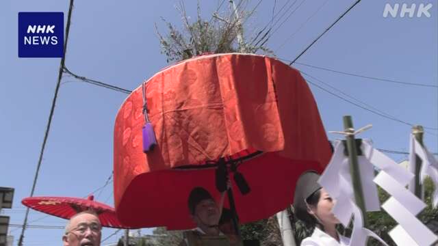 京都 風流踊の一つ「やすらい花」 花がさを掲げて練り歩く