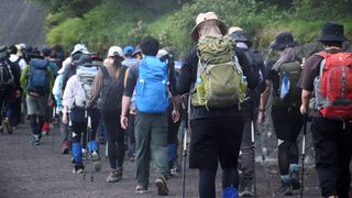 富士山吉田ルートに2000円の通行料 : 登山者数1日4000人に規制