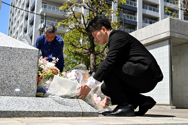 「お父さんは頑張って生きた」と伝えたい　池袋暴走5年、現場で献花