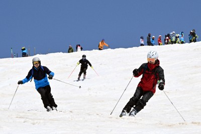 夏まで雪上を滑る喜び　GW、月山スキー場に活気　山形