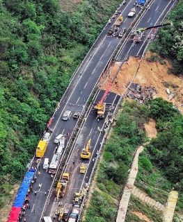 中国、道路崩落で２４人死亡　広東省の山間部、３０人負傷