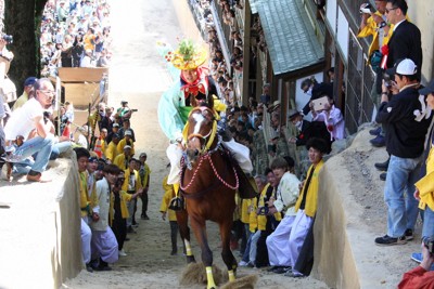 「虐待」批判で改善の上げ馬神事、終了　「馬に寄り添う祭りに」