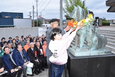 秋田で忠犬ハチ公慰霊祭　「ハチのあきらめない気持ち引き継ぐ」