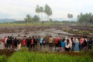 豪雨で土石流、２８人死亡　インドネシア、火山灰住宅に