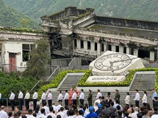 遺族、当局監視下で慰霊　中国・四川大地震から１６年