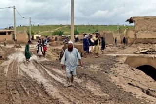 アフガン洪水３００人死亡　北部で大雨