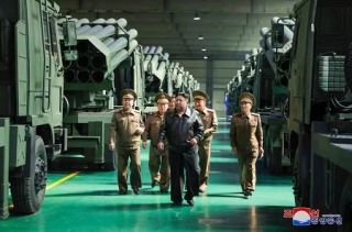 金正恩氏が軍需工場を視察　放射砲車両、狙撃銃を生産