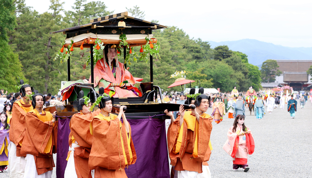 京都三大祭りの葵祭、ヒロイン「斎王代」ら平安行列が都大路を歩く