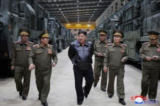 金正恩氏、兵器生産状況を確認　ミサイル発射台配備へ