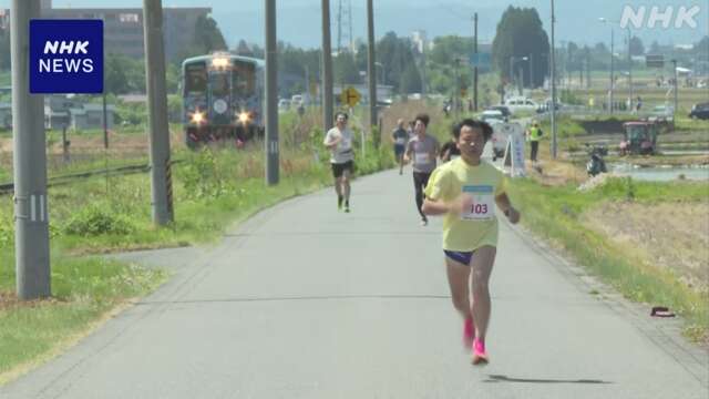 山形 フラワー長井線の列車と走って競争 参加者10人中7人勝つ