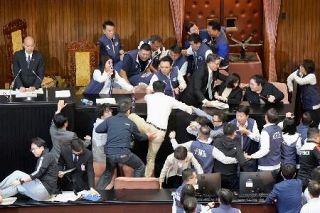 台湾議会で与野党が衝突　６人搬送、法案の強行採決巡り