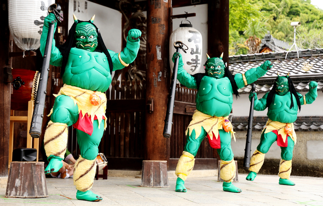 踊る3匹の青鬼　紫式部ゆかりの石山寺で800年前から続く祭り