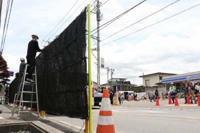 富士山撮影スポットに黒い幕設置　外国人観光客対策で異例措置