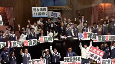 台湾の立法院　野党と与党が衝突し6人がけがをする異例の事態　頼清徳 新総統が就任したばかり…混乱の船出