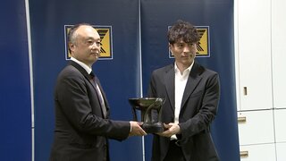 戦前のサッカー優勝杯　慶応大合宿所で見つかる　日本サッカー協会に返還