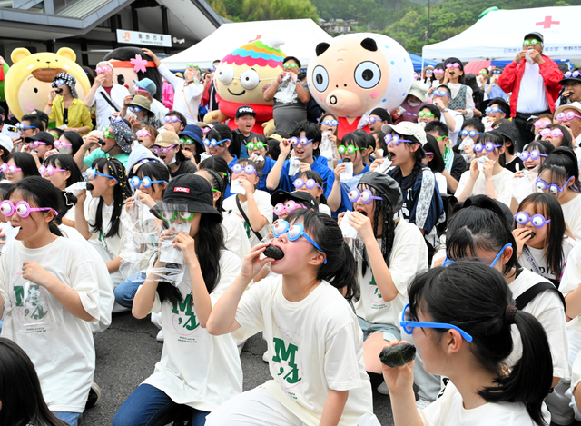 和歌山・三重両県南部の郷土料理を大勢でほおばる