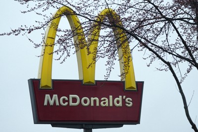 米マクドナルド、5年間で4割値上がり　インフレの深刻さ浮き彫りに