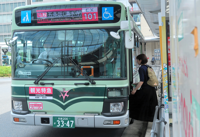 バス混雑に悩む京都市、観光特急バスの運行開始　運賃は通常の2倍