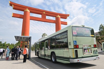 観光特急バス、京都で運行始まる　オーバーツーリズム対策