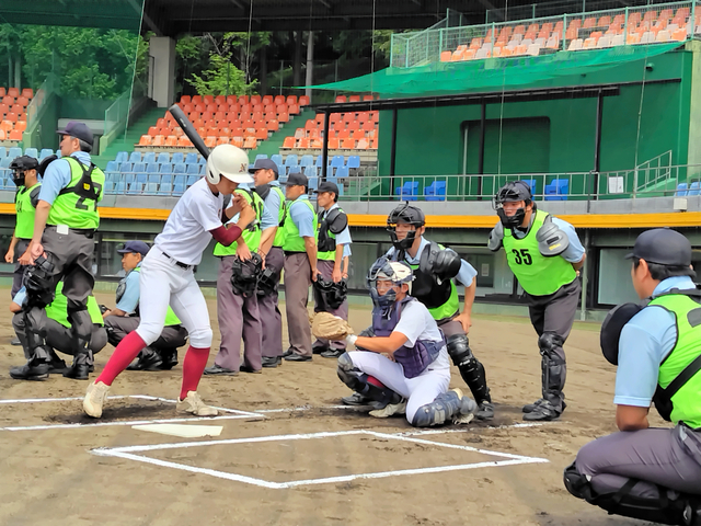 「公平なジャッジを」夏に向け、高校野球の審判員ら50人が講習会