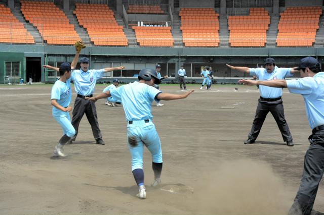 夏に向けて磨くジャッジの技　高校野球の審判講習会　彦根