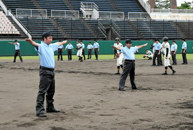 「球児の夏」の開幕前に審判技術の講習会