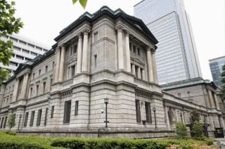 日銀、国債購入減を決定　「量的引き締め」にかじ