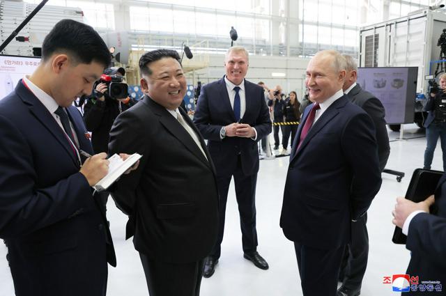 プーチン氏が北朝鮮到着、金総書記が空港で出迎え　戦略条約に署名へ