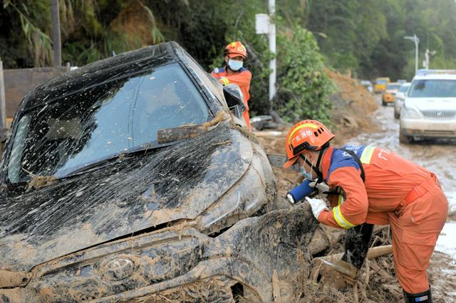 中国南部、大雨で57人死亡 「父の日」で集った子ども2人も犠牲