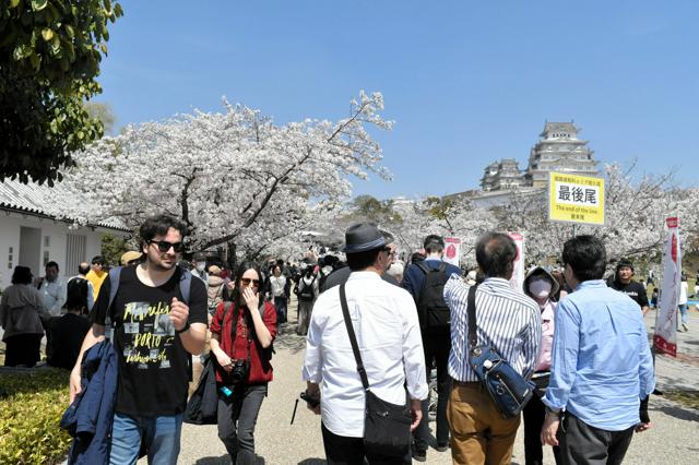 姫路城が検討する外国人への「二重価格」　民間にも導入の動き