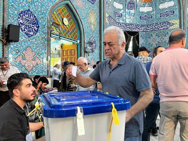 3候補接戦のイラン大統領選投票、反米保守強硬路線の継続が焦点