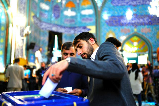 保守強硬派と改革派の2人が競り合う イラン大統領選、開票始まる