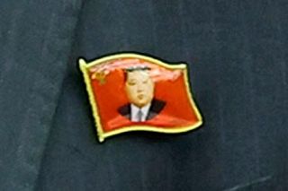 金正恩氏のバッジ初登場　内部統率に自信か