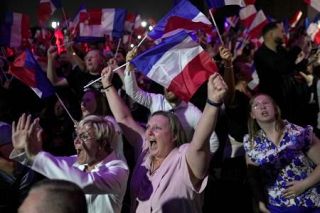 フランス総選挙、極右が大躍進　与党は第３勢力へ、７日決選投票