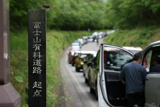 富士山山梨県側で山開き、ゲート運用開始　強風で5合目まで一時規制