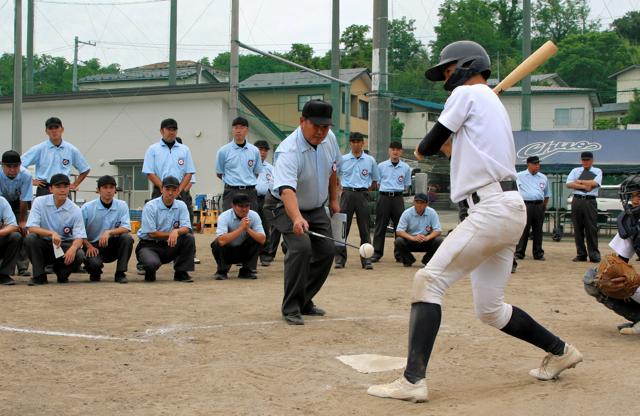 球児の夏に備えてセーフ！　アウト！　秋田中央高で審判講習会