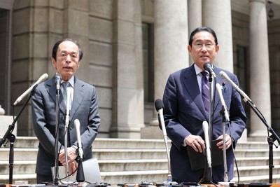 「経済に元気を与えて」　岸田首相、日銀で新紙幣の発行現場を視察　