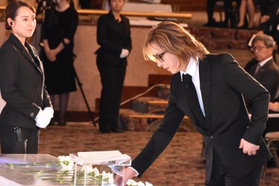 YOSHIKIさん「ぼくの可能性、広がった」　河合楽器前会長お別れの会