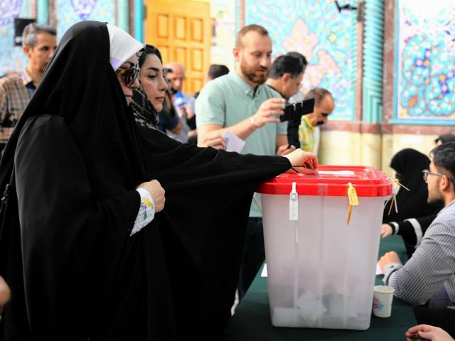 イラン大統領選、19年ぶりの決戦投票始まる　6日中に大勢判明か