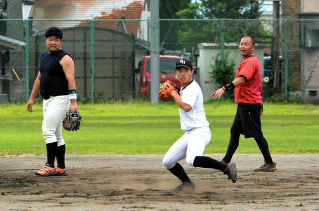 先生は生涯球児　顧問3人、6人の選手に交じり練習に汗　鹿本商工