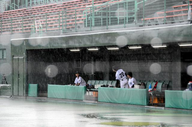 長野大会の開幕戦、雨で継続試合に　5年ぶりに開会式と同日開催