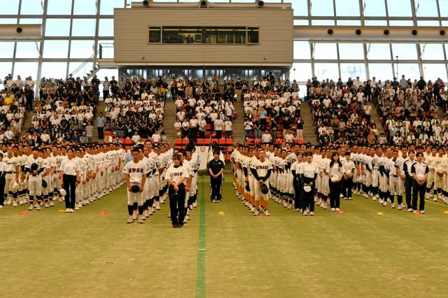 熱戦前に60チームが行進　高校野球三重大会が開会