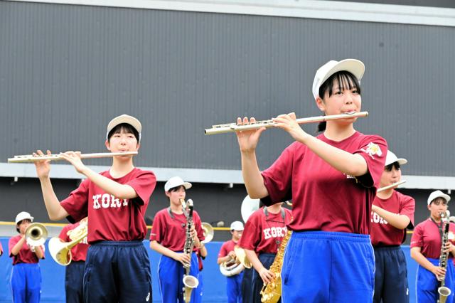 習志野と拓大紅陵の吹奏楽部が競演　千葉大会の開会式を盛り上げ