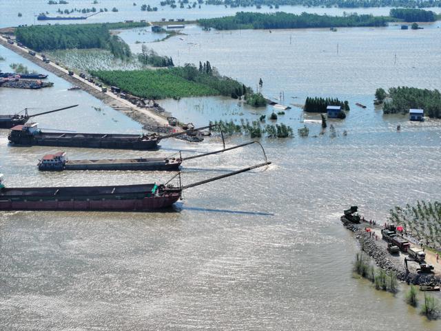 中国の洞庭湖の堤防が決壊、7680人避難　農地や住宅で大規模浸水