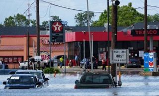 ハリケーンが米南部に上陸　３人死亡、熱帯暴風雨に