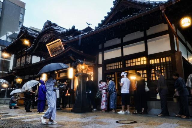 松山市の道後温泉本館、5年半ぶりに全館営業再開　朝早くから長い列